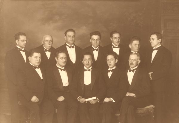 Koor der Grote Synagoge, met Nathan Gobets (achteraan 3de van links) en Machiel Gobets (2de van links vooraan), ca. 1928