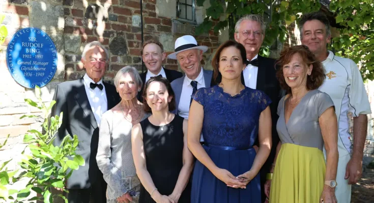Gedenkplaat voor Rudolf Bing bij operahuis Glyndebourne