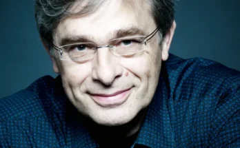 Portret van de Nederlandse bas Harry van der Kamp